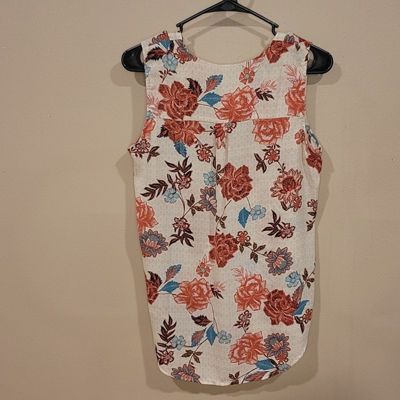 Maurcies Floral Button Down Tank - Picture 4 of 4